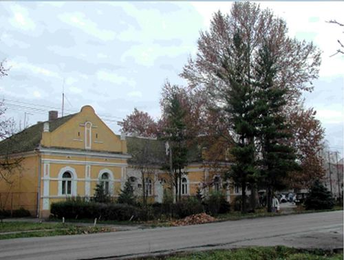 Bild 6 - Das Gemeindehaus mitten in Backi Jarak im Jahr 2006, (erbaut 1904 von Anton Diener) ist auch heute noch wie einst schon, ein architektonisches Schmuckstück . . .