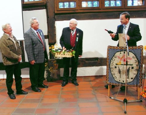 (v. links:) Dieter Oswald (2. StV. Bürgermeister), Michael Rettinger, Michael Schmidt und Beurens Bürgermeister Erich Hartmann . . . . .