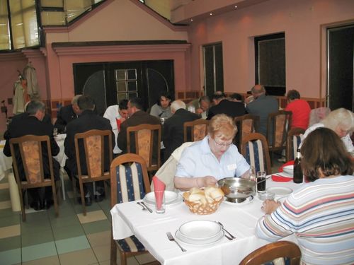 Bild 19: . . . mit dem Tisch der “Offiziellen” vom Ortsausschuss Jarek und von der Gemeinde Bački Jarak und Temerin.