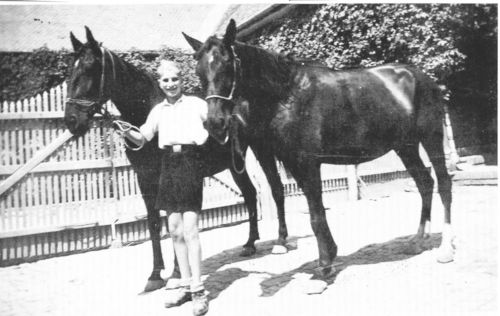 Bild 6 - Immer wieder waren es die Pferde, denen die Liebe der KLV-Buben galt. Hier KLV-Junge Willi Schreiber mit 2 stolzen Rappen im Hinterhof bei Johann Eiler, Haus Nr. 65.