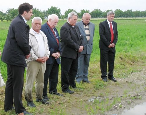 Picture 15 – At the commemoration for the dead of Camp Jarek: (from left) our tour guide “Benni,” the “courageous Jarek citizen,” Michael Schmidt, Michael Rettinger, Mr. Mrdjen and Mr. Mandic of the  municipal administration Bački Jarak.