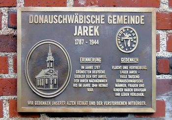 Die Jareker Gedenktafel am Donauschwabenufer in Ulm. Sie ist im Juli 2010 gemeinsam mit der Futoker Gedenktafel eingeweiht worden.