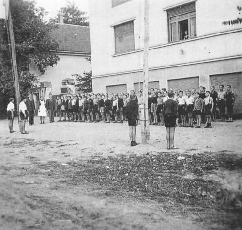 Bild 5 - Die sog. "Flaggenparade" der Kinderlandverschickung am Gemeindehaus und Feuerwehrgerätehaus in Jarek.