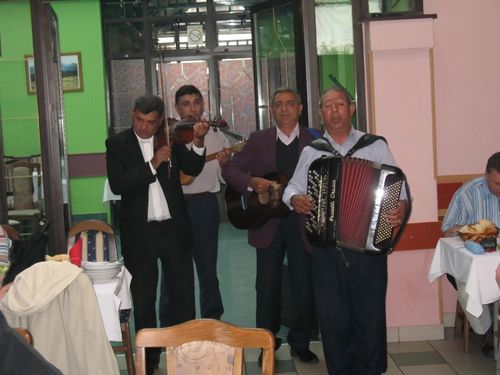 Bild 21: Während des Mittagessens: Auftritt einer “Banda”, eine Musikanten-Gruppe, die mit stimmungsvoller Musik und Gesang zur Unterhaltung aufspielt.