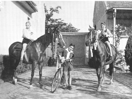 Bild 8 - KLV-Buben mit Pferden und Fahrrad im Hof von Johann Leonhardt, Haus Nr. 147.