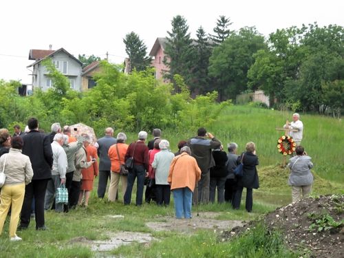 Bild 14: An der “provisorischen Gedenkstätte” mit dem Holzkreuz für die mehr als 7.000 Toten des Lagers Jarek (siehe: "Das Lager Jarek").