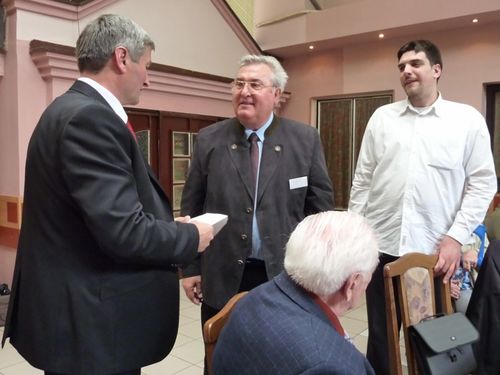 Picture 20 – As gift for the hosts Michael Rettinger presents our monetary donation to Mr. Mandic for the kindergarten in Bački Jarak.