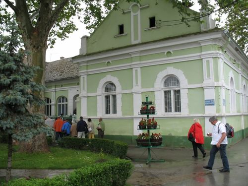 Bild 5: Das Gemeindehaus, einst von Jarek und heute von Bački Jarak. Es hat zwischen 2006 und 2010 die Farbe von "Ocker" (siehe "Start-Seite") auf "Grün" gewechselt).