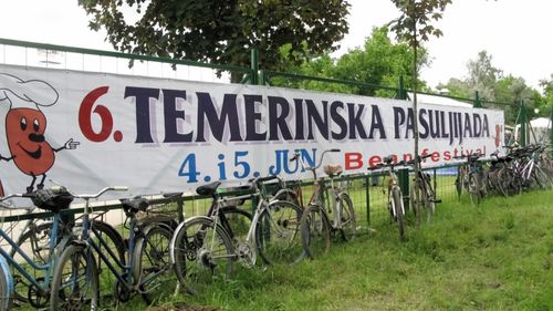 Bild 24: Fahrradparkplatz am Zugang zum Festgelände der 6. Temeriner “Weltmeisterschaft im Bohnensuppenkochen” . . .