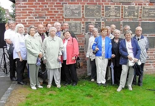 Bild 3 - Die Jareker Gruppe vor den neuen Gedenktafeln in Ulm.