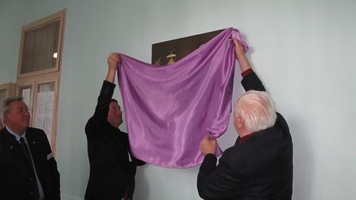 Bild 10: Enthüllung der Jareker Gedenktafel durch Herrn Mandic (Bürgermeister von Bački Jarak) und Michael Schmidt, Vorsitzender des OA Jarek.