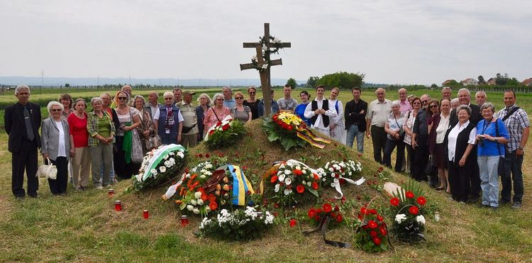 Jareker und Mitglieder des Kulturvereins Backi- Jarak nach der Gedenkfeier am Kreuz