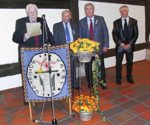 (v. links:) Michael Schmidt überreicht 3 Mitgliedern des OA Jarek, Jakob Schmidt, Michael Rettinger und Reinhard Rieß, die Jareker Gedenkmedaille.