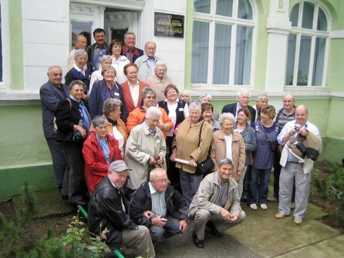 Bild 6: Reisegruppe am 4. Juni 2010 vor dem Gemeindehaus in Bački Jarak / Jarek.
