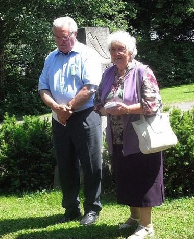 Michael Rettinger und Resi Helbig am Gedenkstein in Beuren